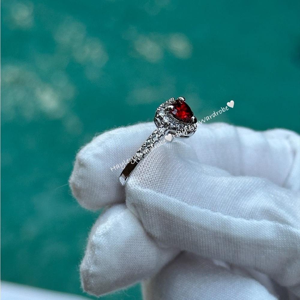 Pandora Elevated Red Heart Ring
Sterling silver - Picture 4 of 5